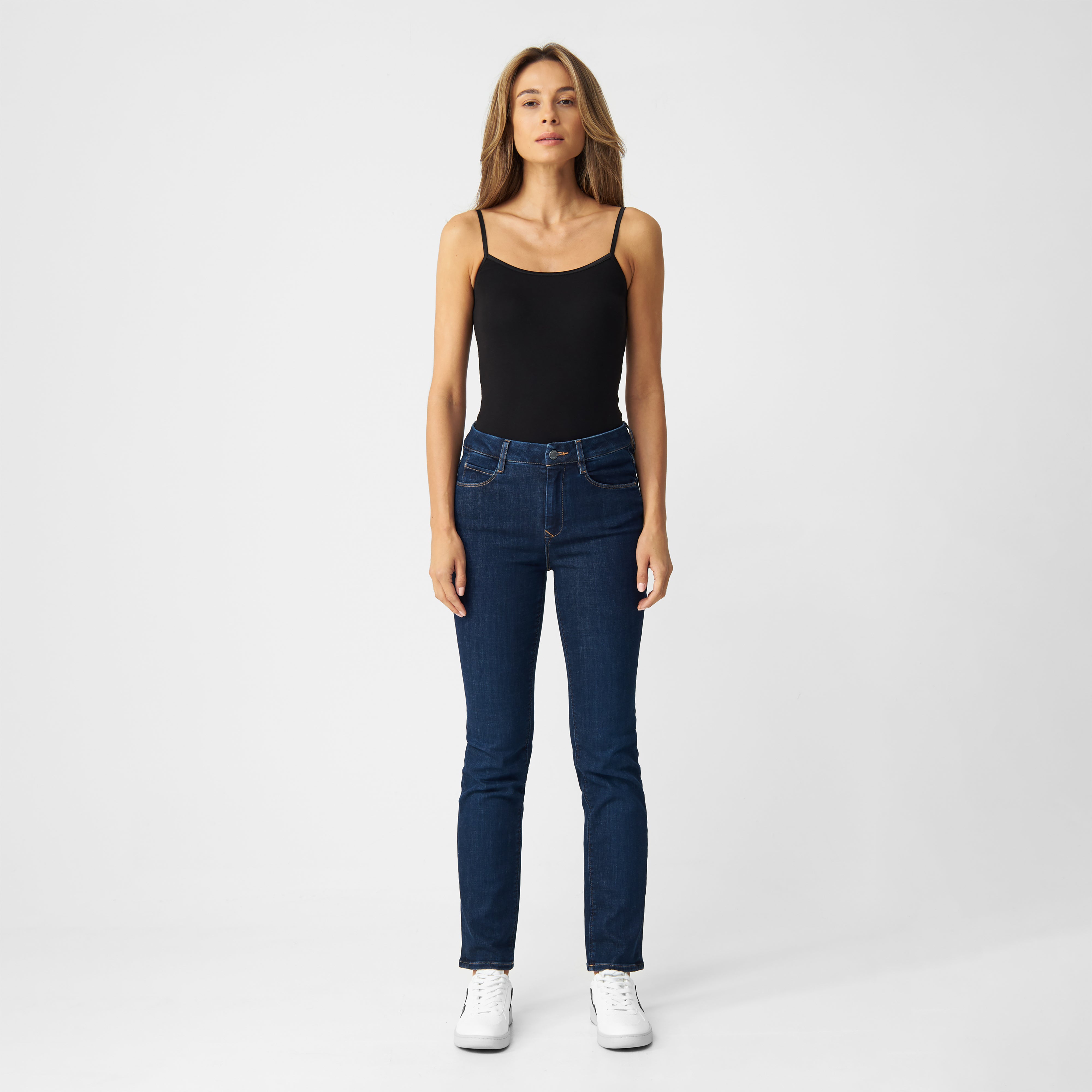 Dunkelblaue STELLAR Slim Comfortstretch Jeans, High-Waist, 5-Pocket-Design, getragen von einer Frau in schwarzem Top.