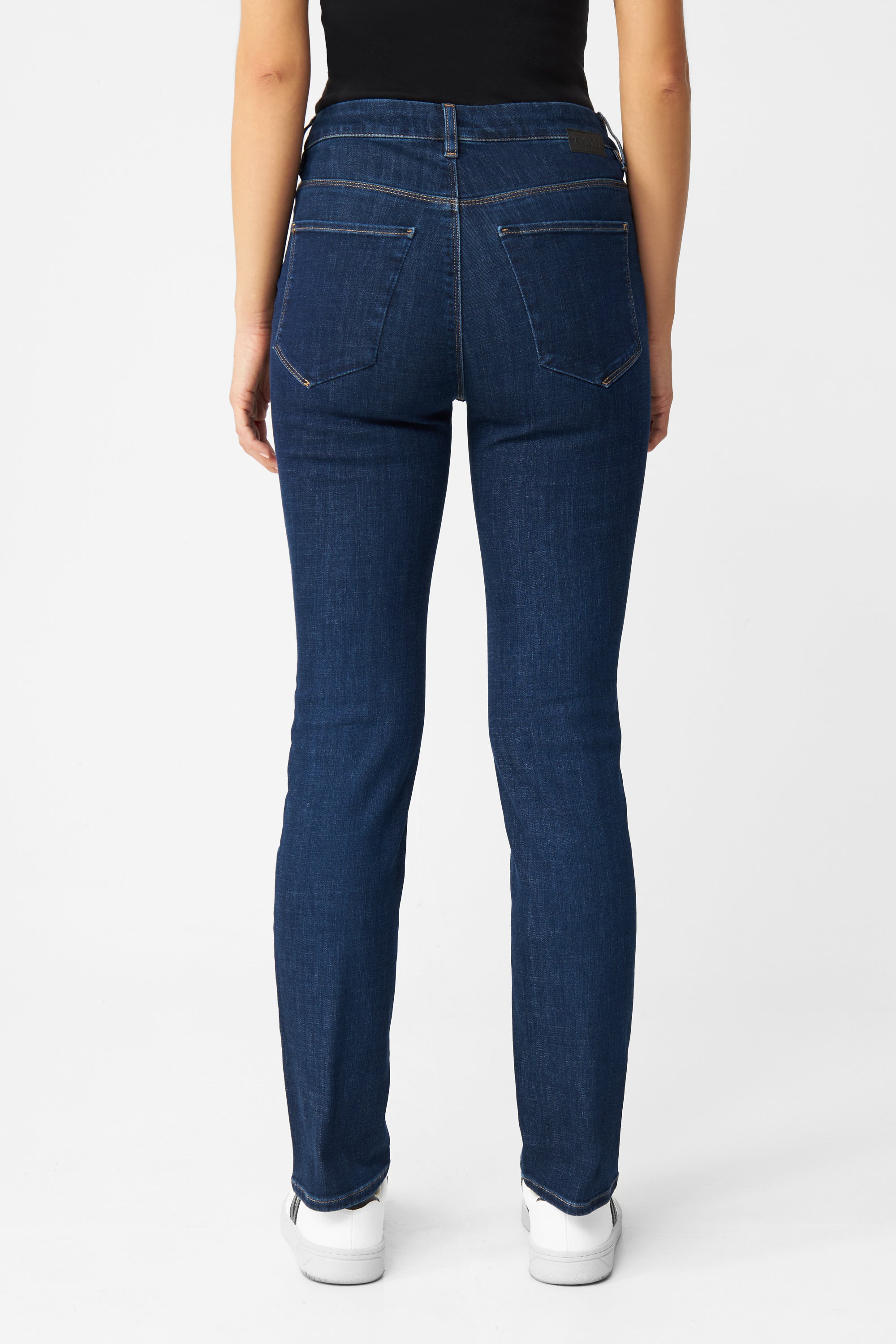 Rückansicht einer dunkelblauen STELLAR Slim Comfortstretch Jeans: hohem Bund, schmales Bein, Gesäßtaschen mit orangen Nähten.