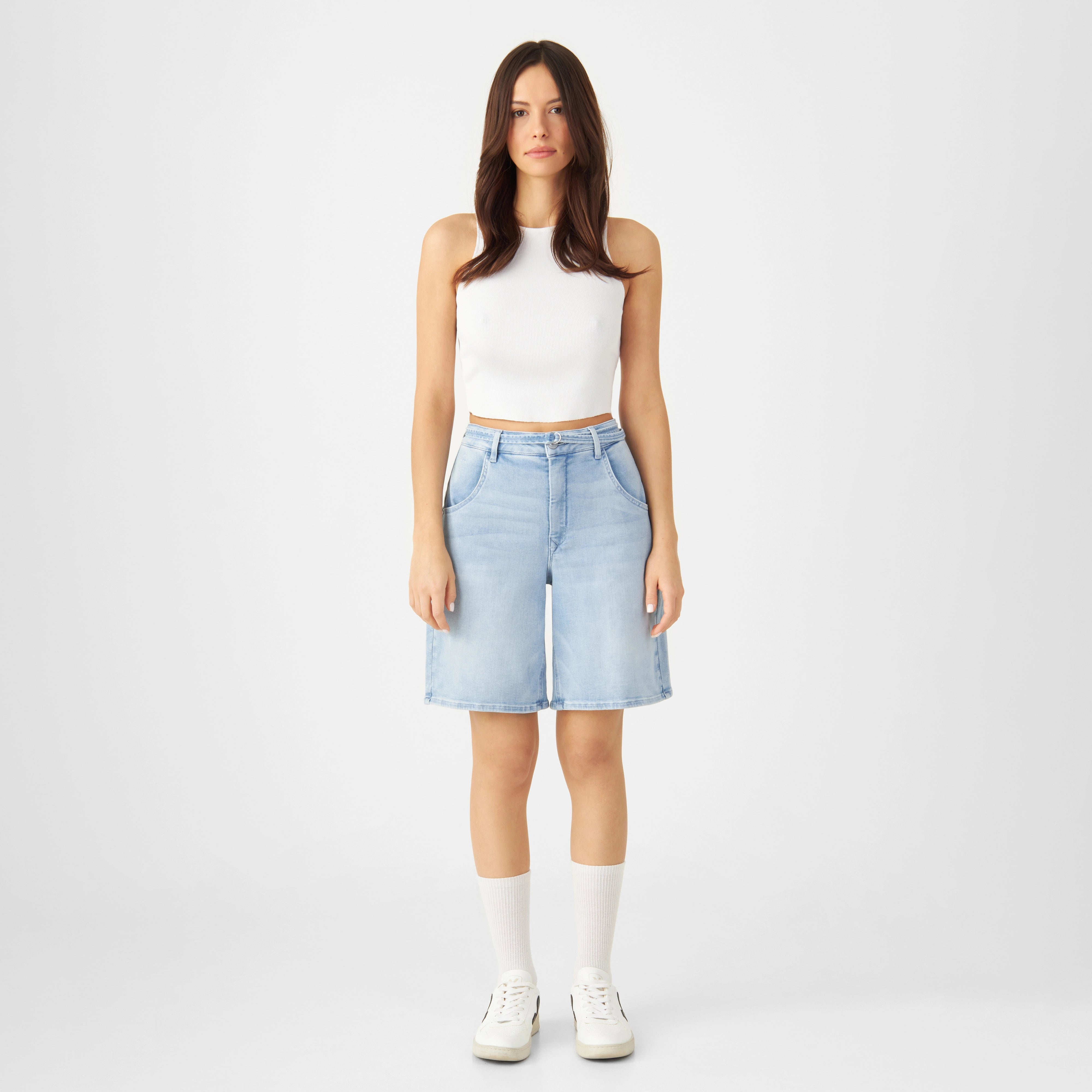 BLINKY Soft Denim Shorts in Hellblau, hohe Taille, weiter Schnitt, abgerundete Vordertaschen – Frontansicht.