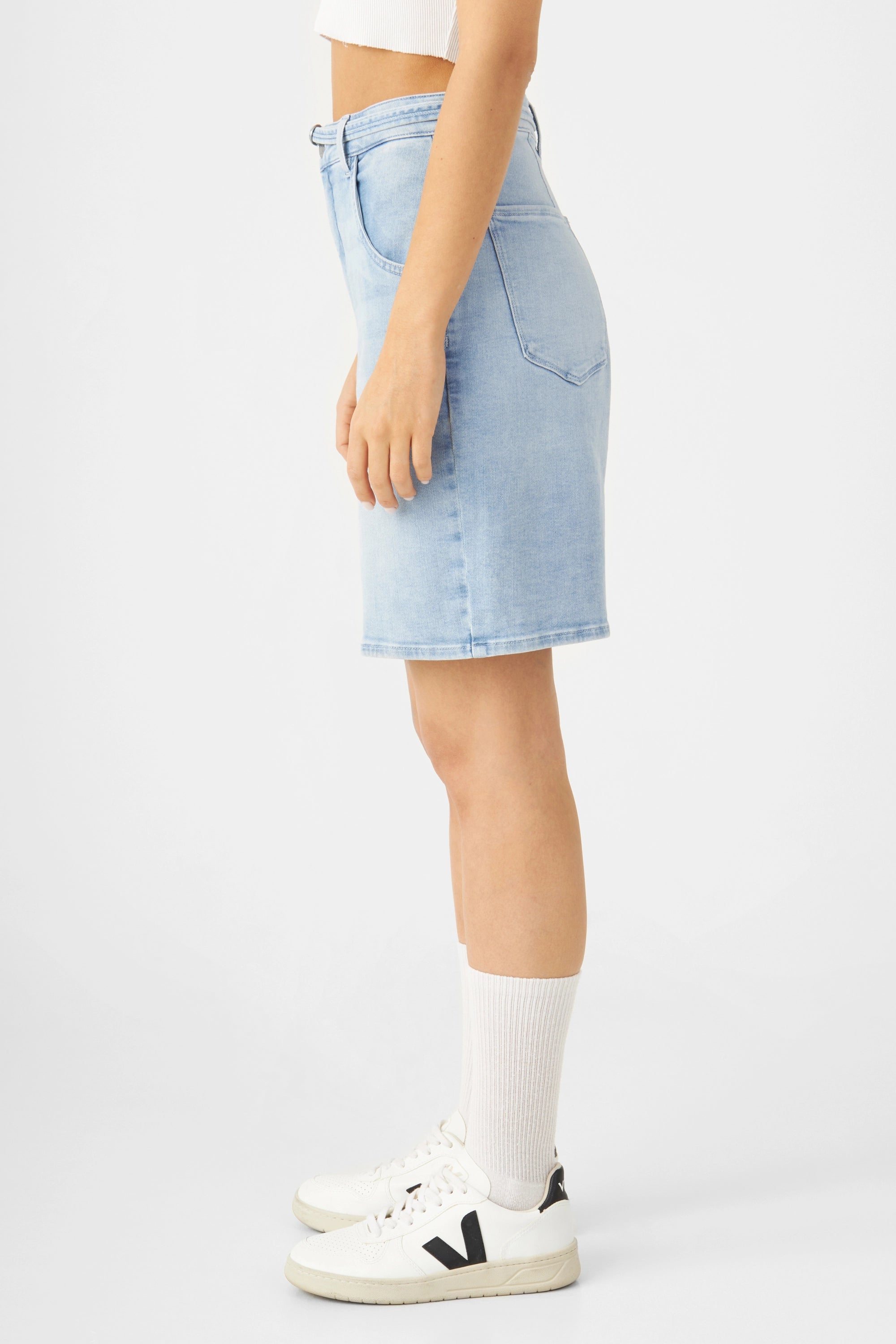 BLINKY Soft Denim Shorts in Light Blue: hohe Taille, weiter Schnitt, abgerundete Vordertaschen, Abnäher; ohne Rückensattel – Seitensicht.