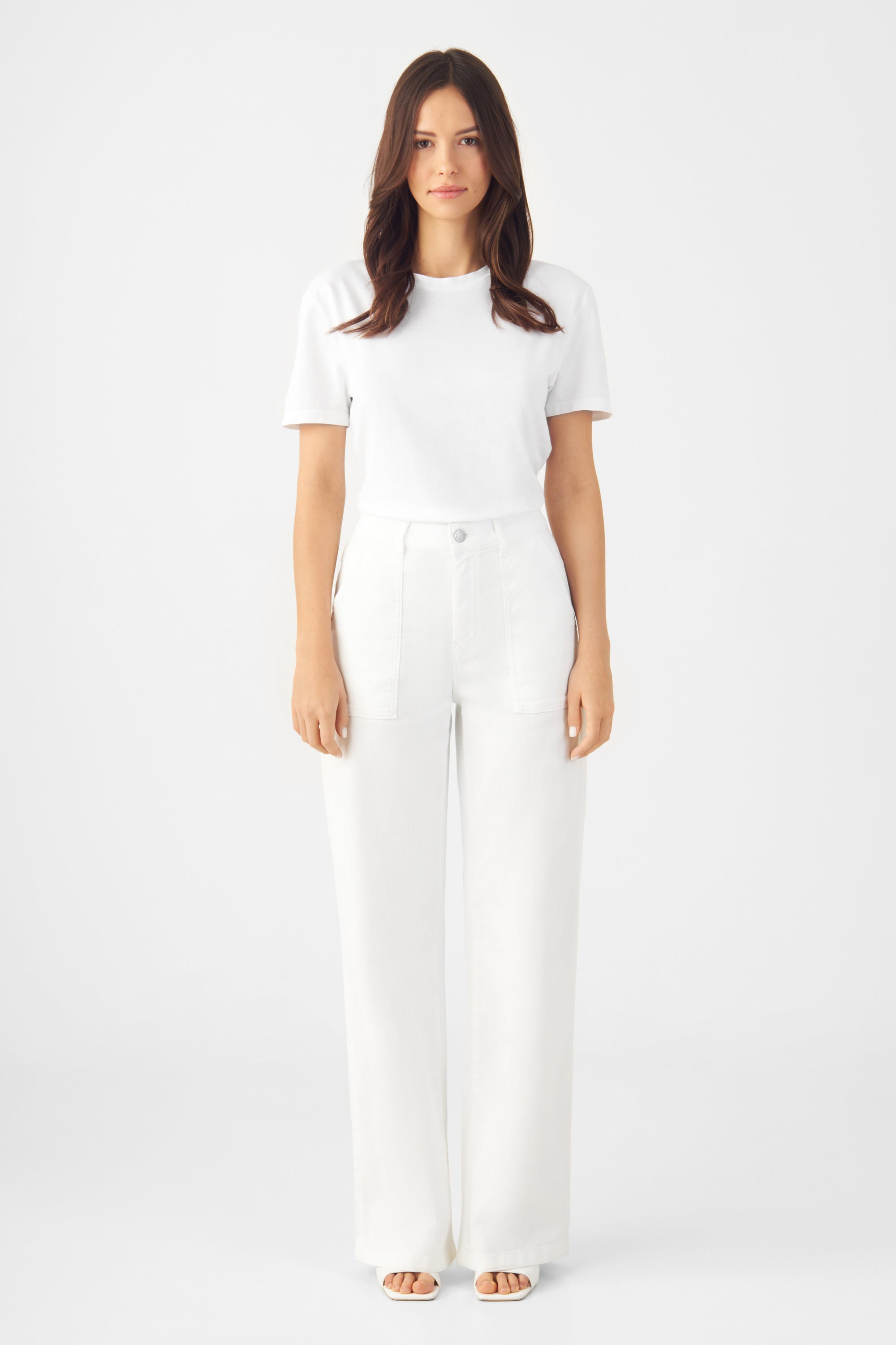 Weiße High-Waist-Jeans mit weitem Bein und großen Fronttaschen, Frontansicht eines Models (DEW Worker White Denim).