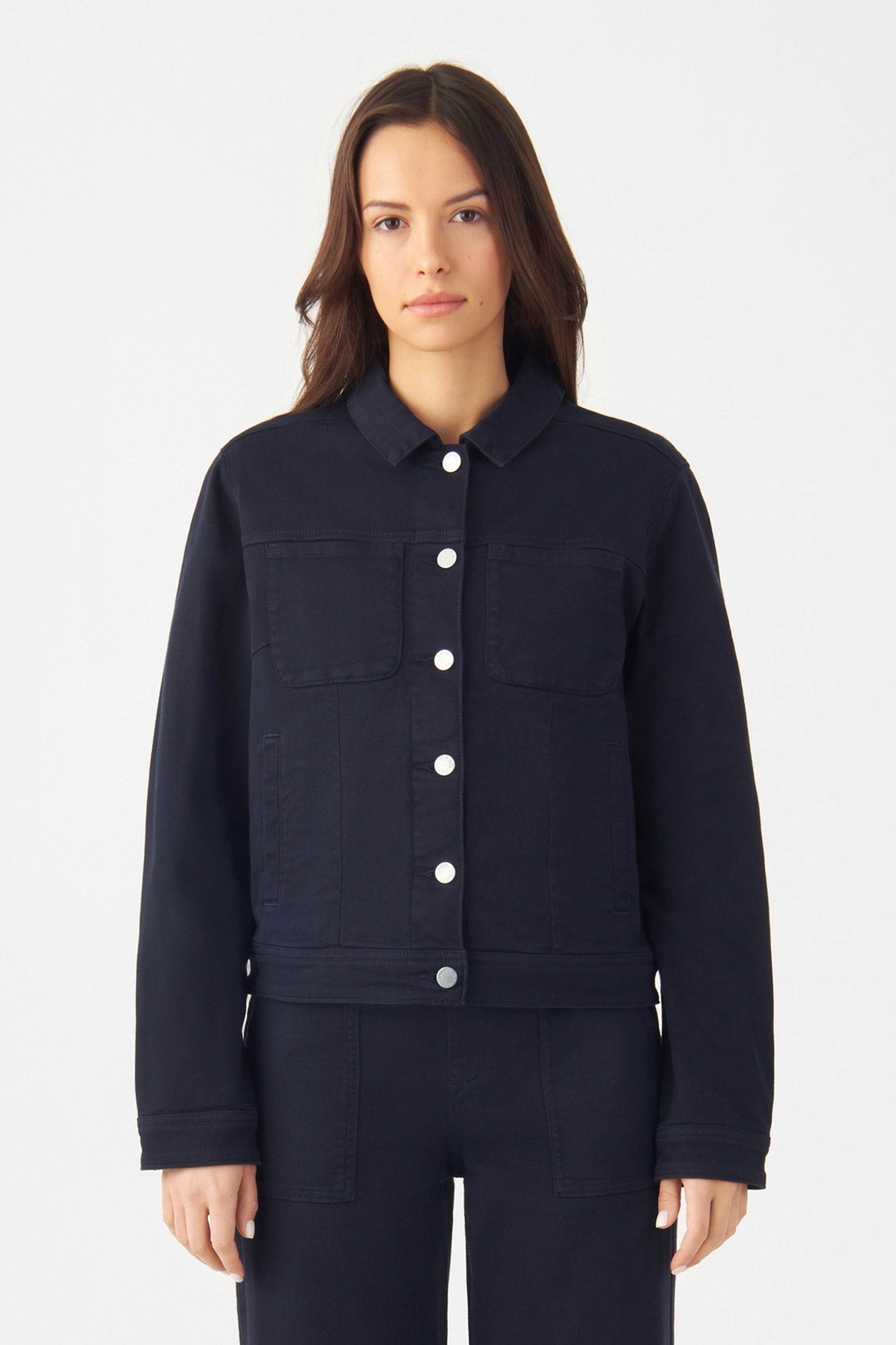 CALLISTO Jeansjacke in Nightsky Navy, klassische gerade Passform mit Brusttaschen, silbernen Knöpfen, von einem Model getragen.