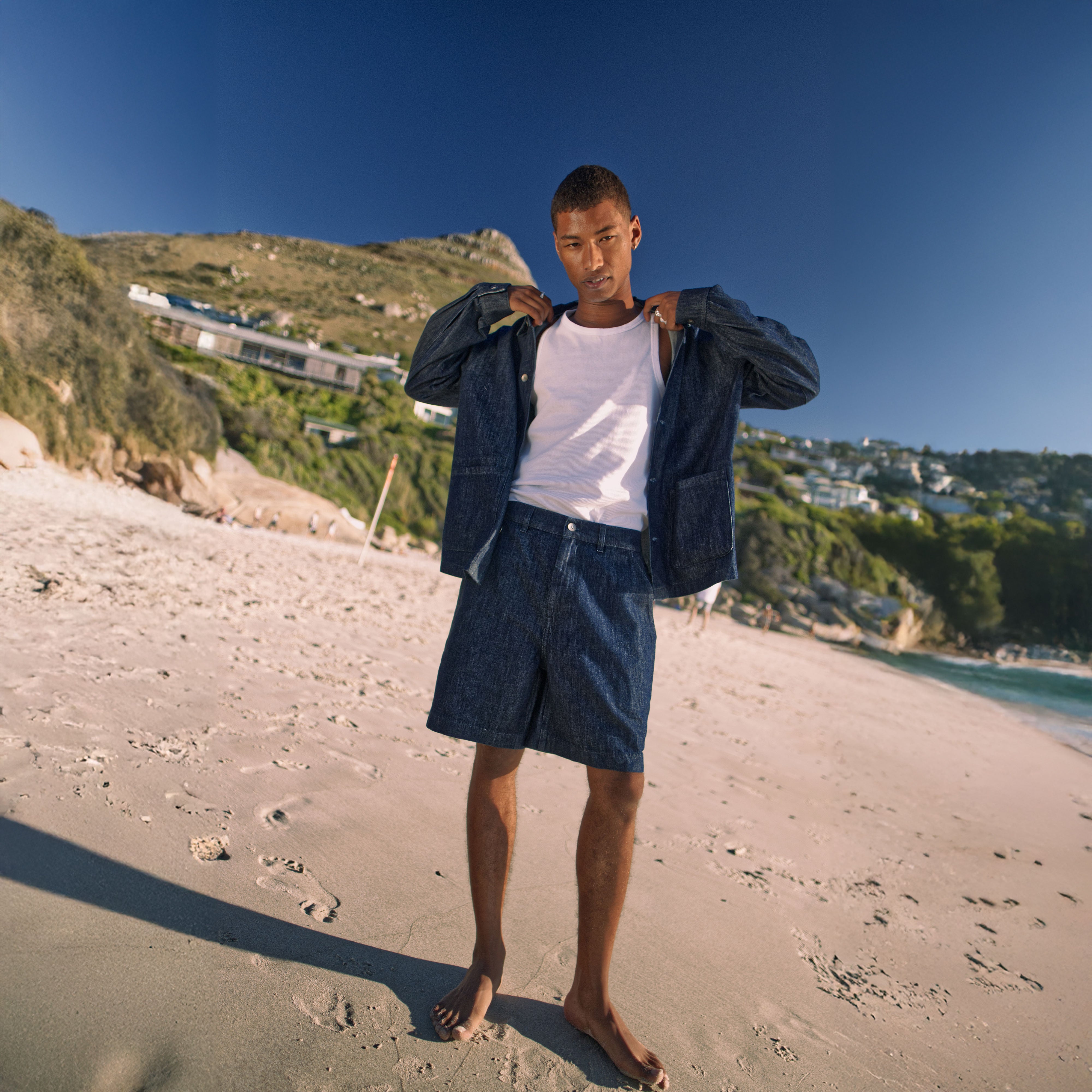 SHORTY Lightweight Hemp Shorts Raw Blue – mittelhohe Taille, weiter Schnitt; französische Taschen, elastischer Bund hinten.