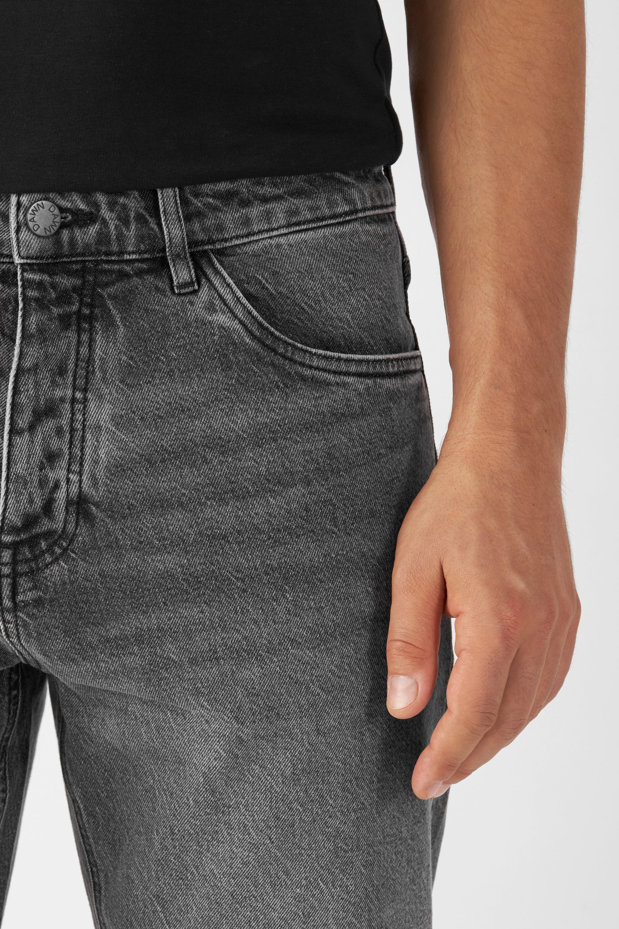 Vintage Grey RISE Jeans, Frontansicht: mittelhoher Bund, lockere Hüfte, schmal zulaufendes Bein, Metallknopf mit DAWN-Logo, Denim.
