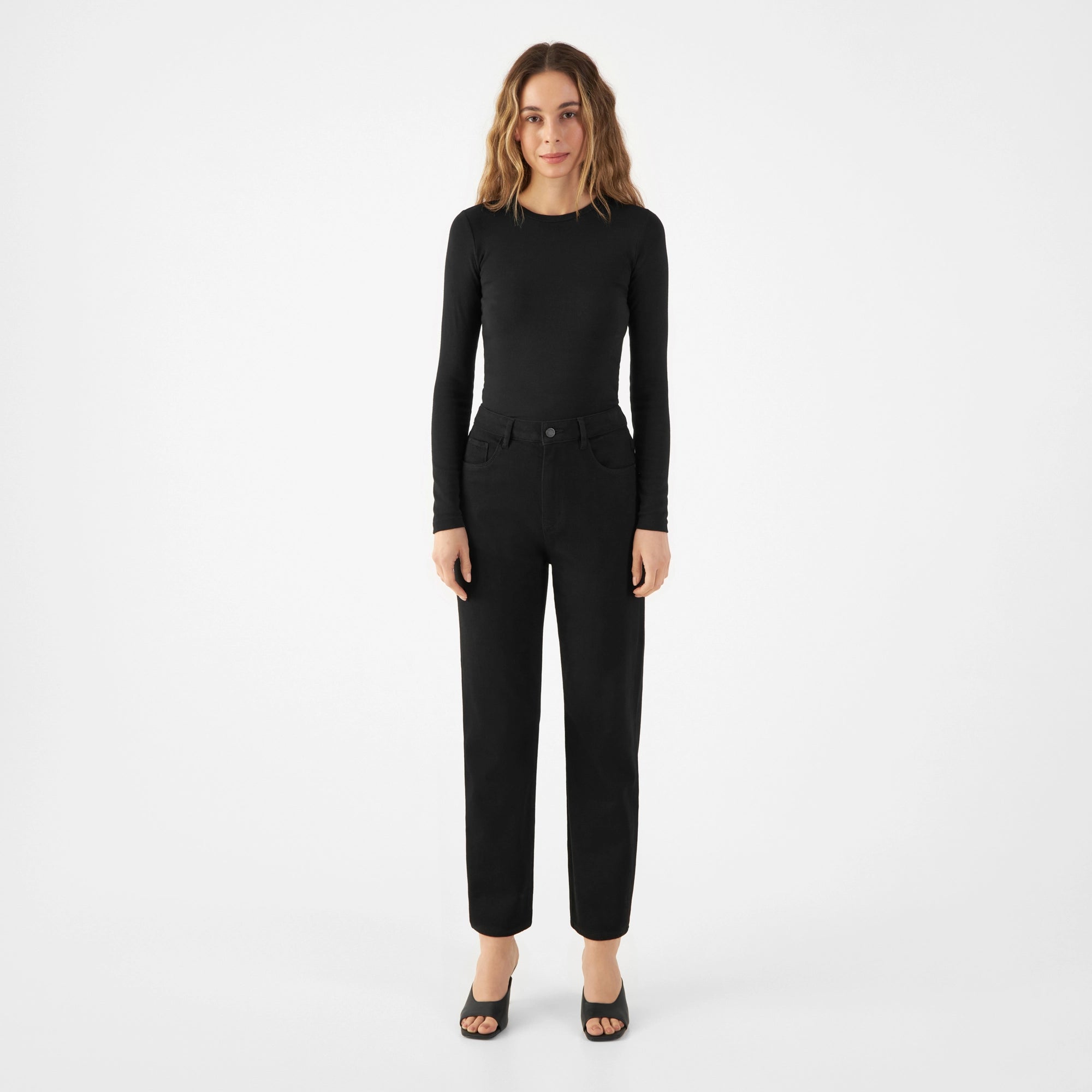 Schwarze STARDUST O-Shape Jeans Stay Black, hoch tailliert, lockere Hüfte, mittelweiter Beinverlauf, Saum schmal.