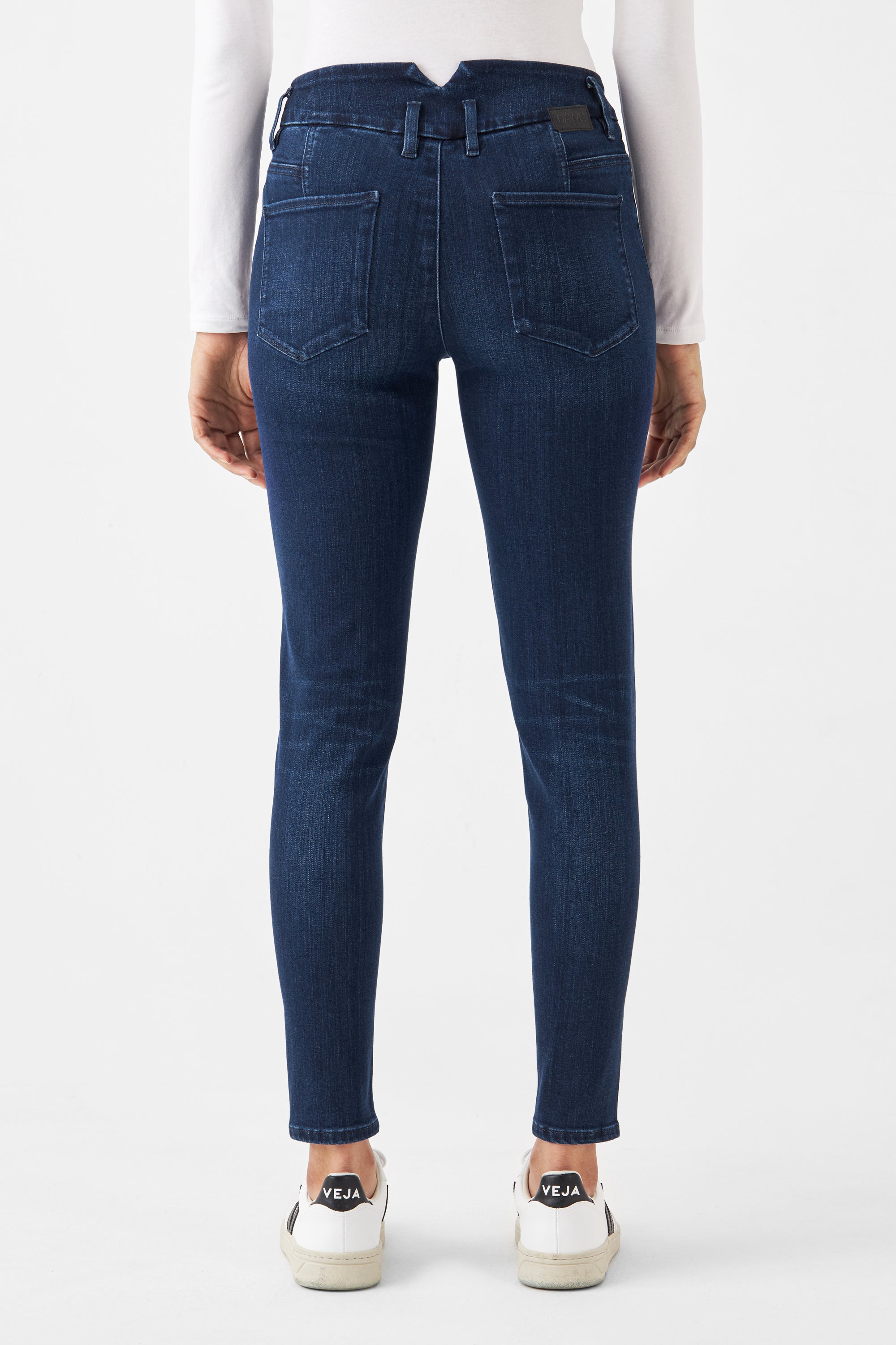 Dunkelblaue SUN UP Skinny-Jeans von DAWN, Rückansicht: Mid-Rise, eng sitzend, zwei Gesäßtaschen, schräge Außennähte und Saumschlitz.