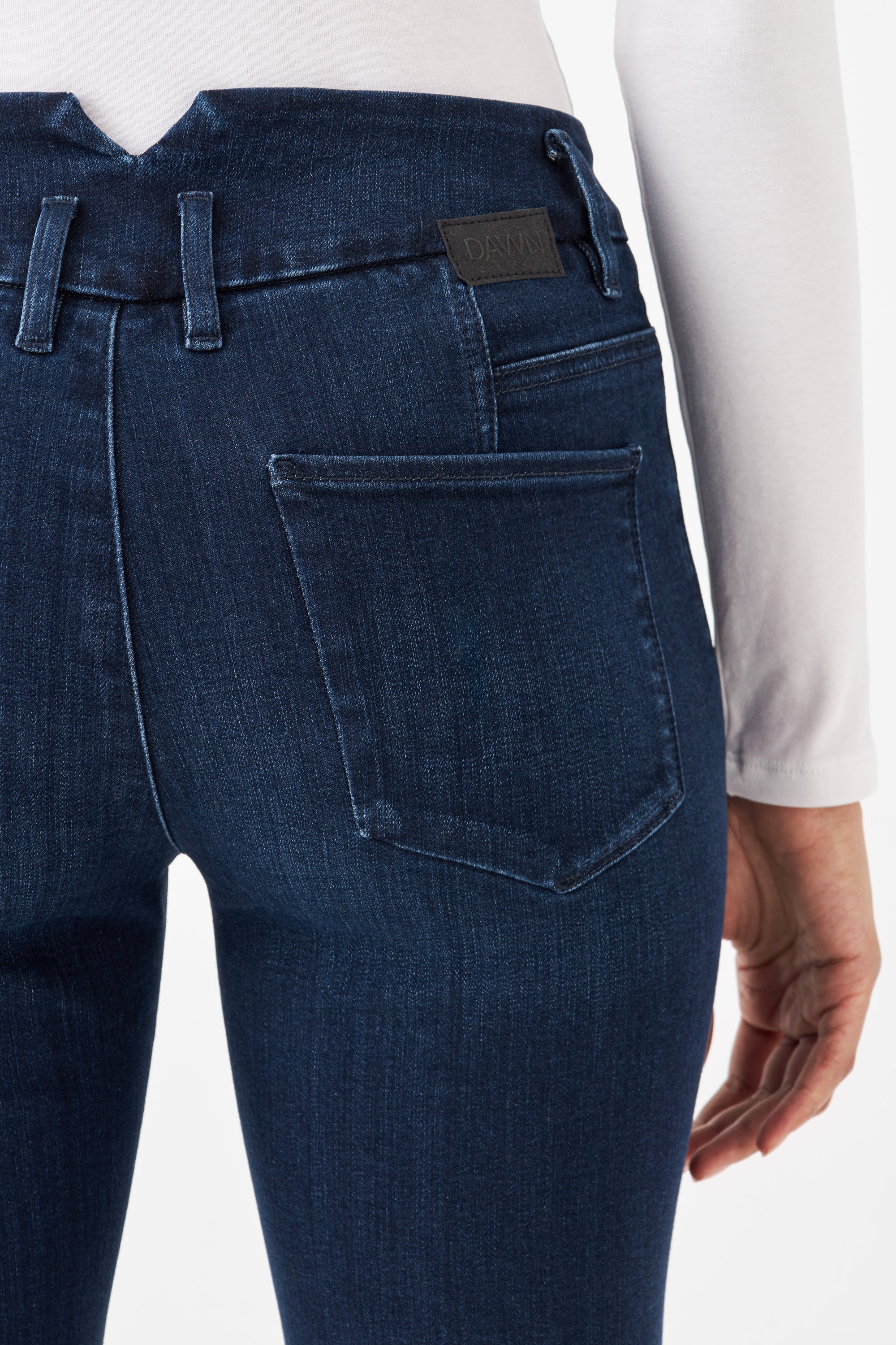 Dunkelblaue SUN UP Skinny Jeans mit Powerstretch; Rückseite mit Gesäßtasche, Gürtelschlaufen und DAWN-Label am Bund.