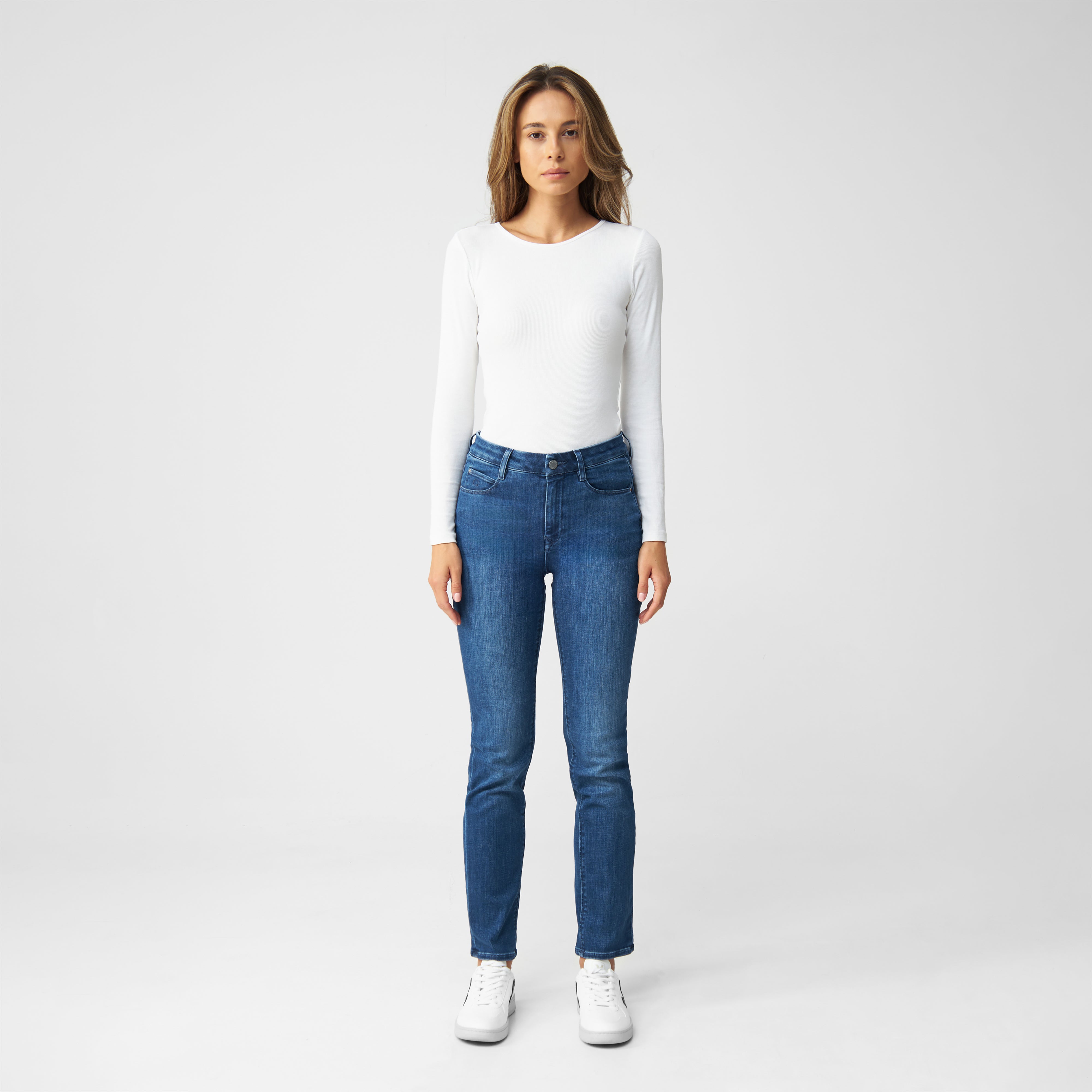 STELLAR Slim Comfortstretch Jeans in Medium Blue - High Waist, schmaler Beinverlauf, 5-Pocket-Design; Bio-Baumwolle.