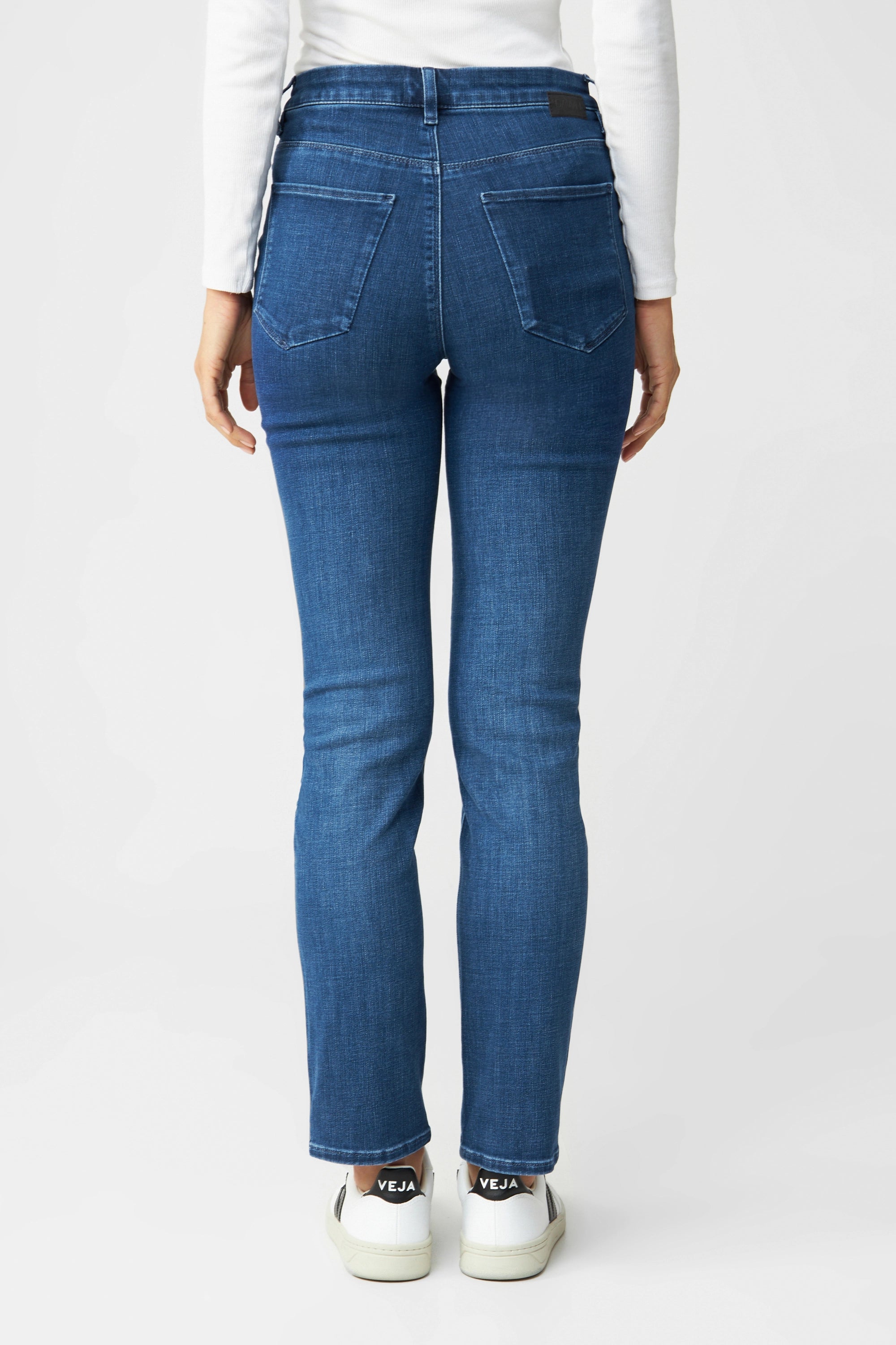 Rückansicht der STELLAR Slim Comfortstretch Jeans in Medium Blue - High-Waist, schmaler Beinverlauf, 5-Pocket-Design.