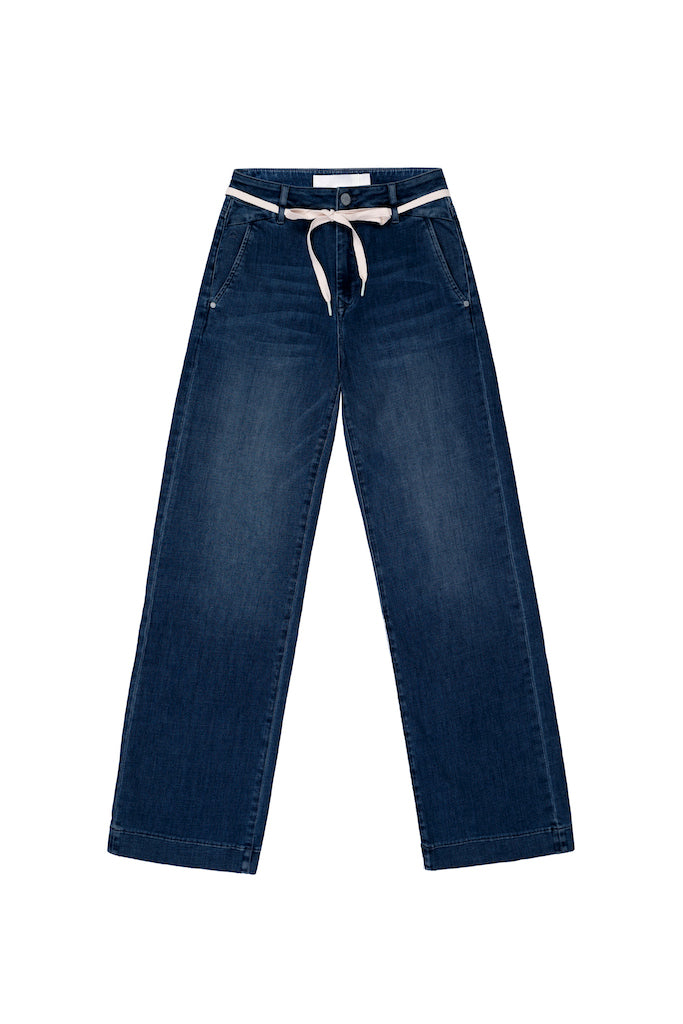 Dunkelblaue DEW Flared Soft Denim Jeans mit hoher Taille, ausgestelltem Bein und hellem Bindegürtel; französische Taschen, Frontansicht.