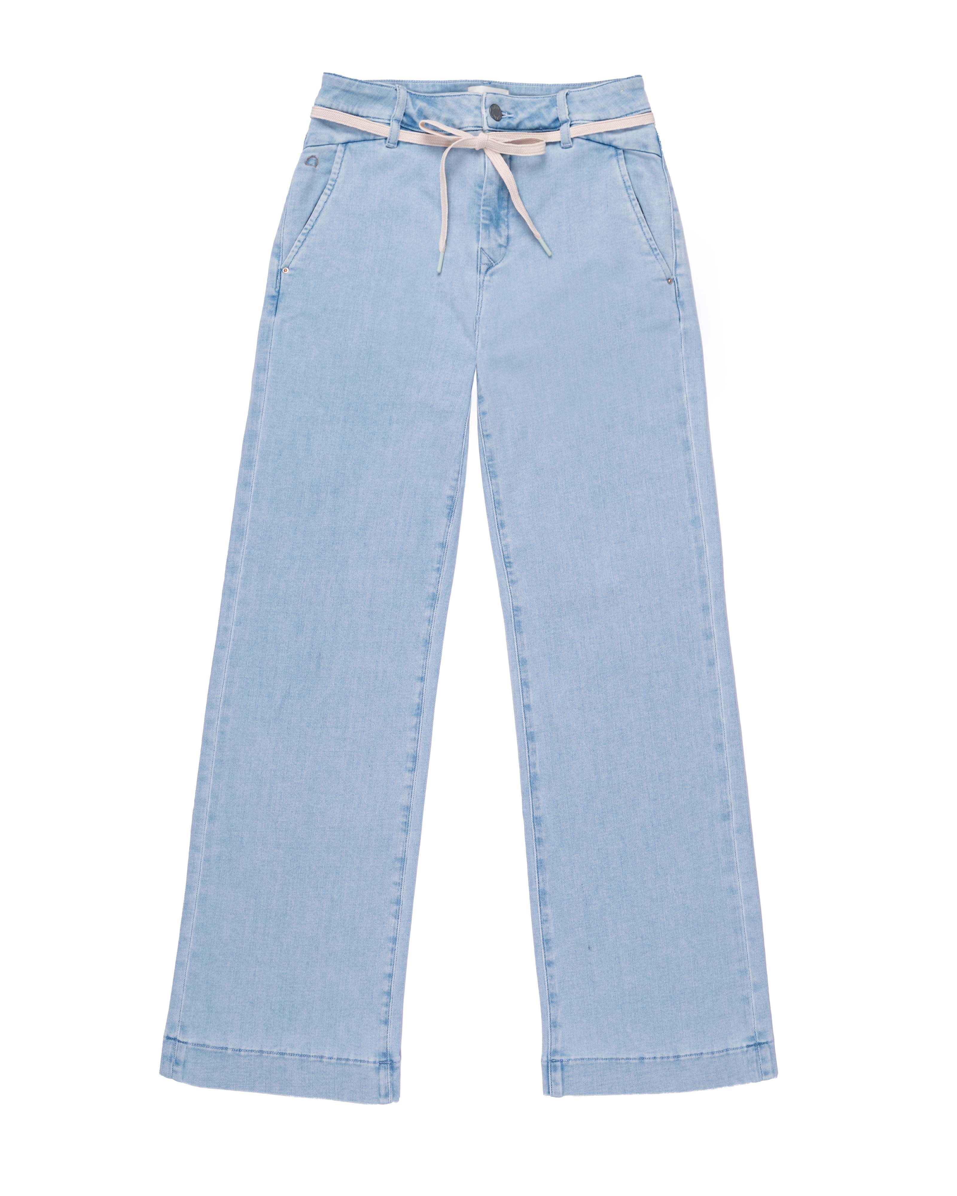 DEW Flared Soft Denim – French Pocket: hellblaues High-Waist Jeans mit beige Gürtel, französische Taschen und ausgestelltem Bein.