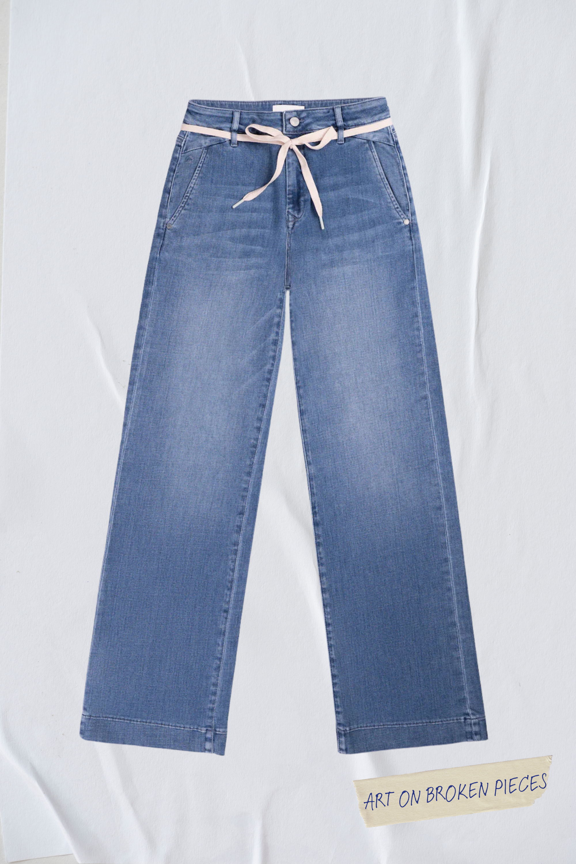 Medium Blue DEW Flared Jeans mit französischen Taschen, hohe Taille, weites Bein; hellrosa Gürtel, Art on Broken Pieces.