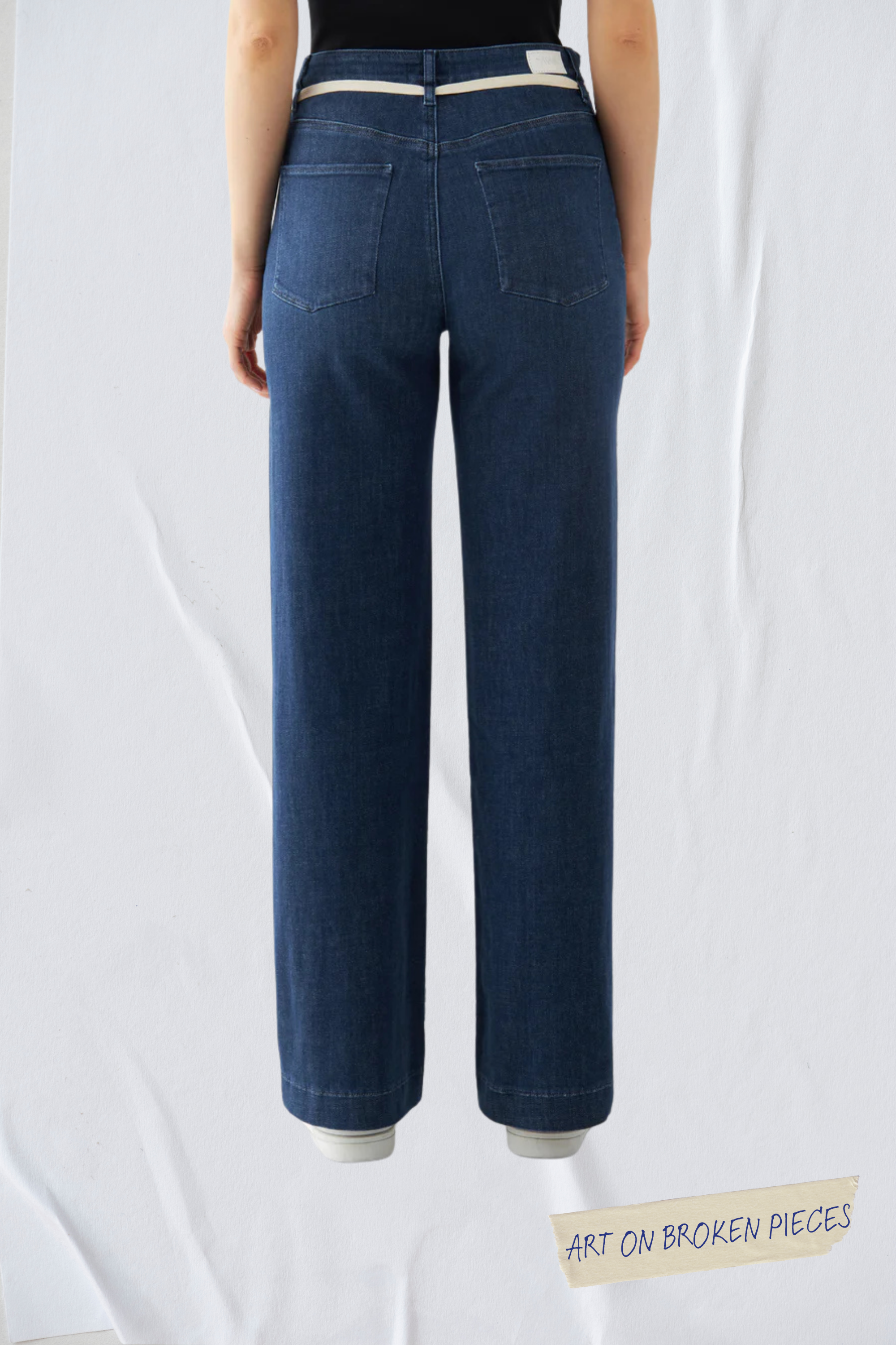 Rückansicht einer dunkelblauen DEW Cropped Flared Jeans mit hoher Taille, ausgestelltem Bein und französischen Taschen.