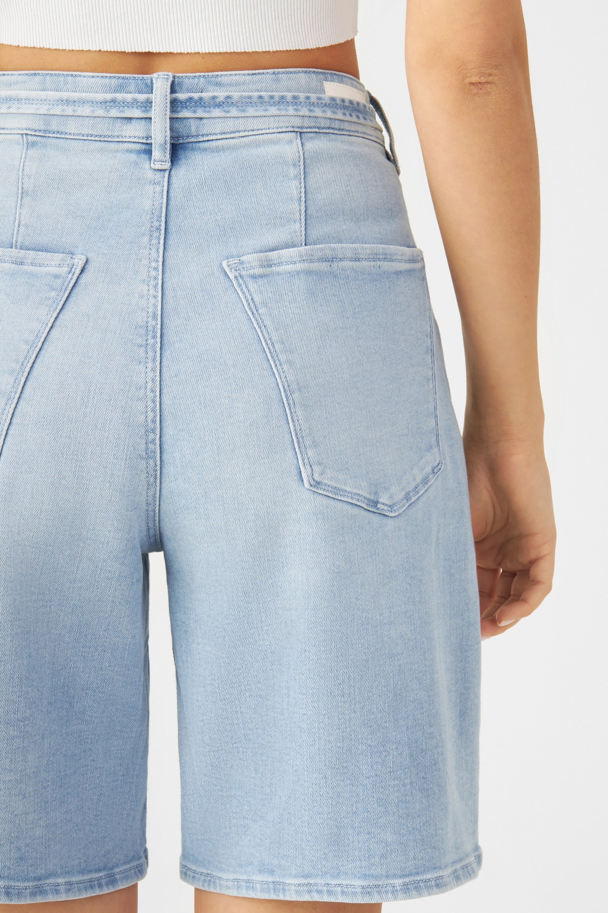 Rückansicht der BLINKY Soft Denim Shorts in Hellblau, hohe Taille, weiter Schnitt, zwei klassische Rückentaschen und Gürtelschlaufen.