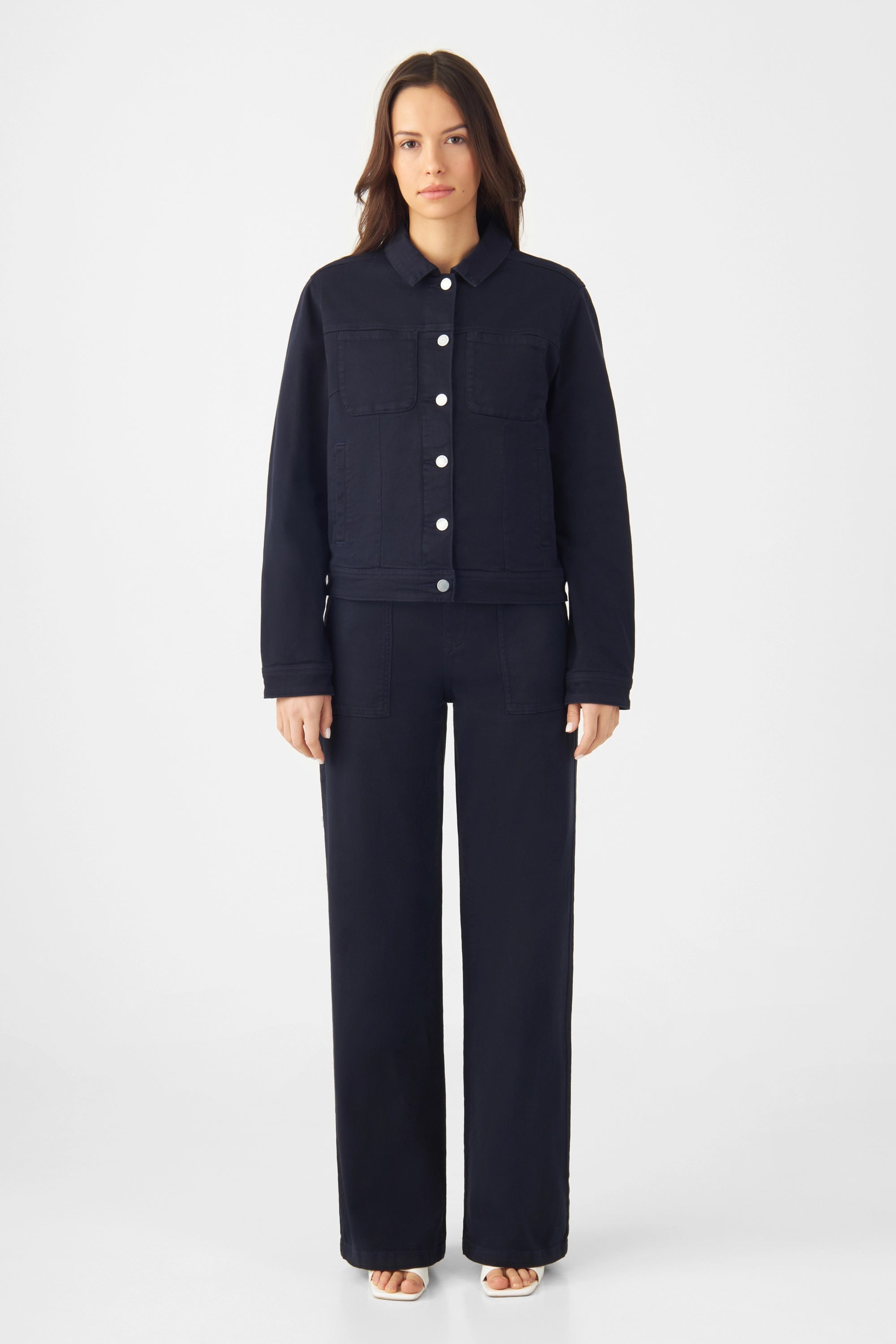 CALLISTO Jacke Soft Organic in Nightsky Navy, Frontansicht mit Knöpfen und Brusttaschen; passende Navy-Denim Hose.