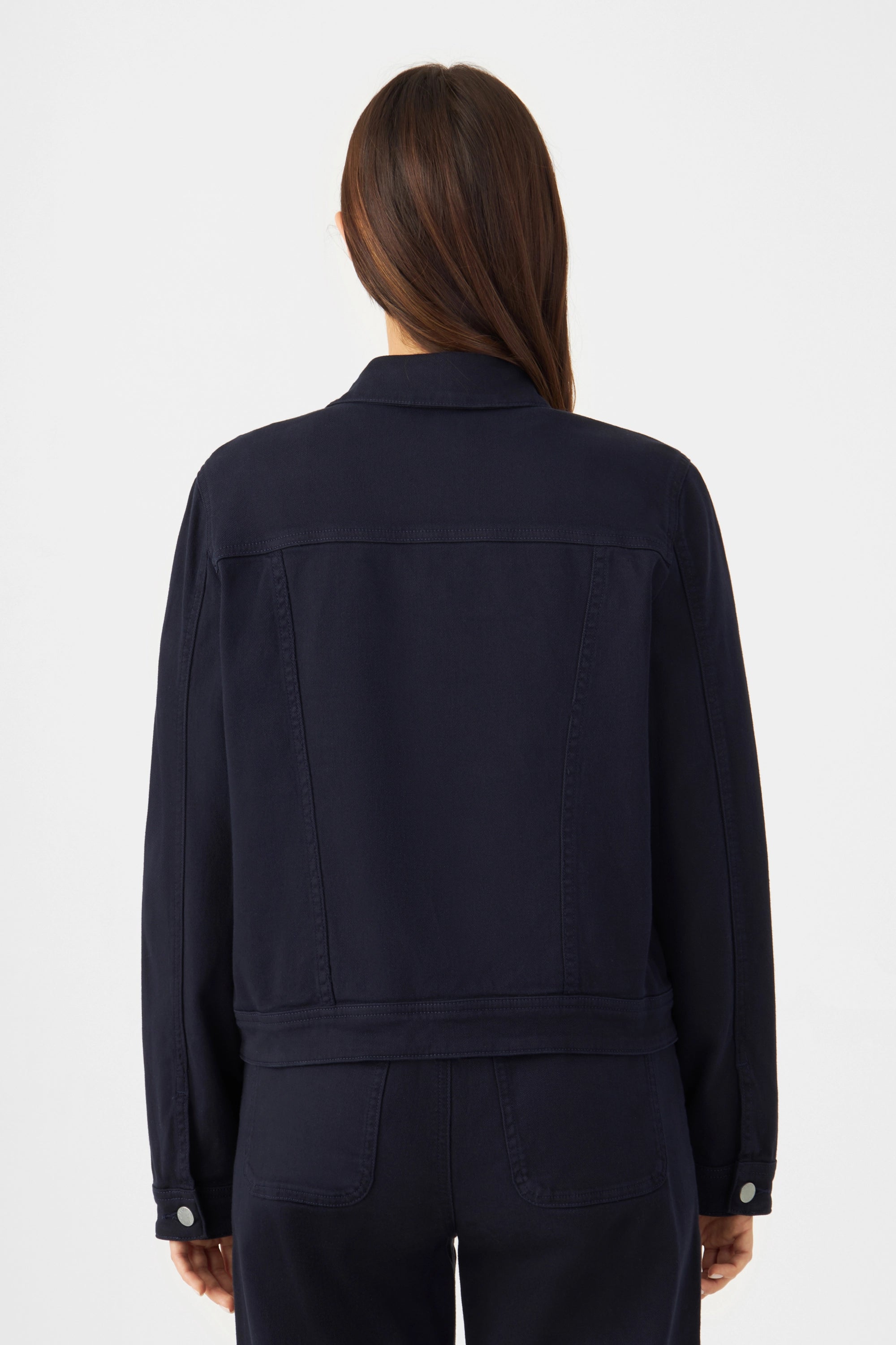 Rückenansicht der CALLISTO Jeansjacke in Nightsky Navy, gerader Schnitt, minimalistisches Design aus Organic Soft Denim.