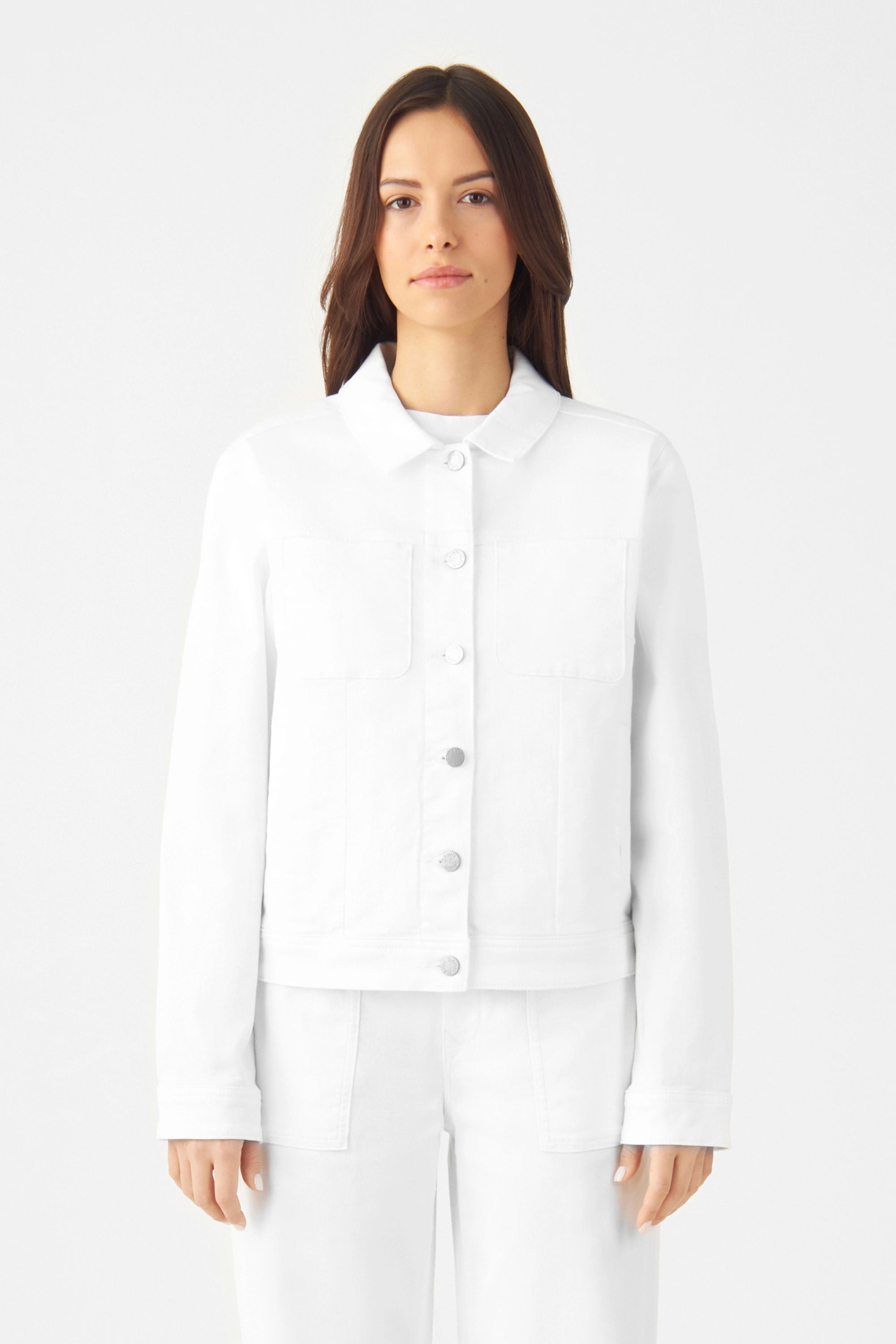 CALLISTO White Denim Jacket in klassischem geradem Schnitt; Frontknöpfe und zwei Brusttaschen, aus Organic Soft Denim White.