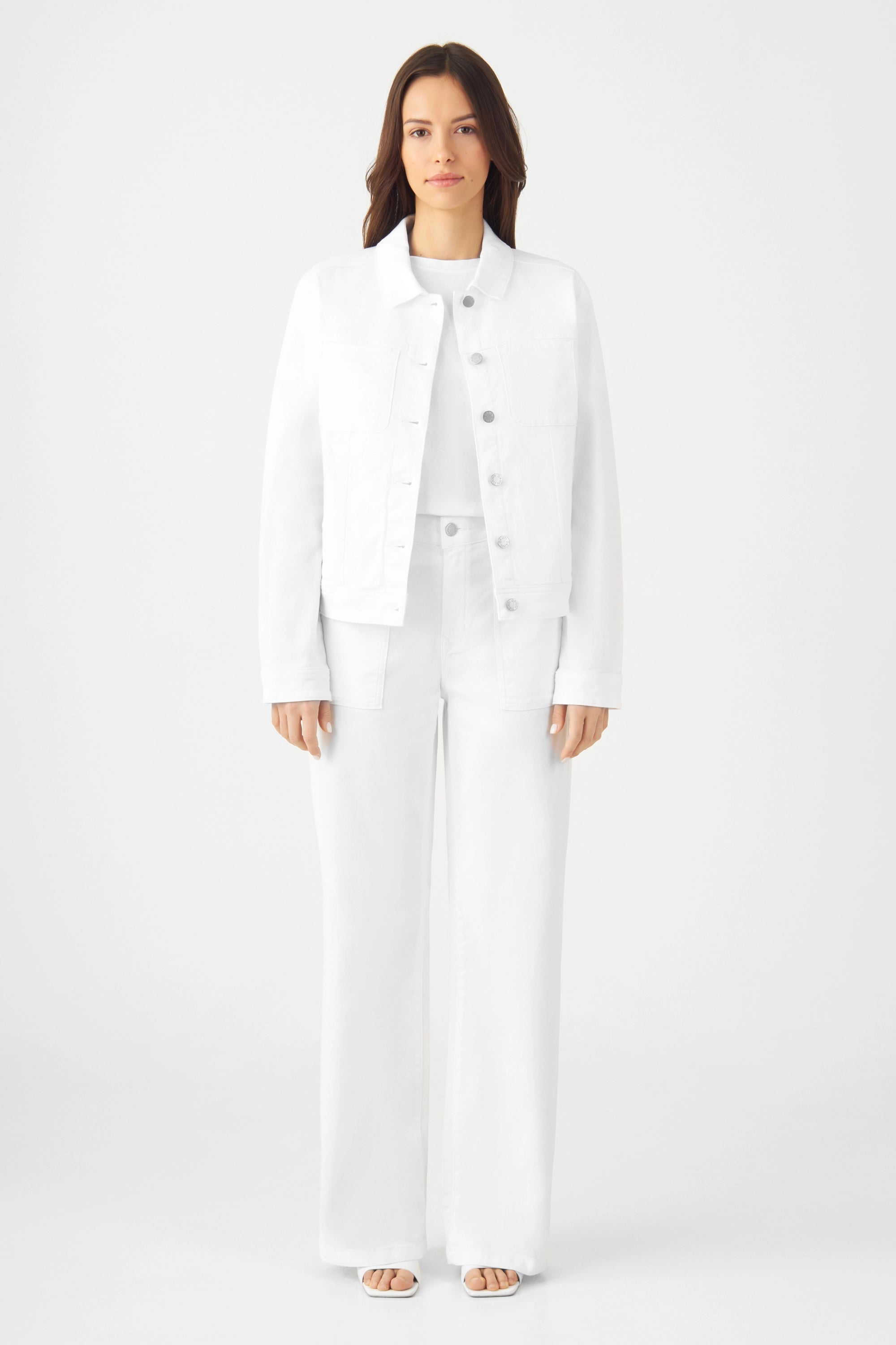 Frontansicht der CALLISTO White Denim Jacke aus Organic Soft Denim, Knopfleiste, zwei Brusttaschen.