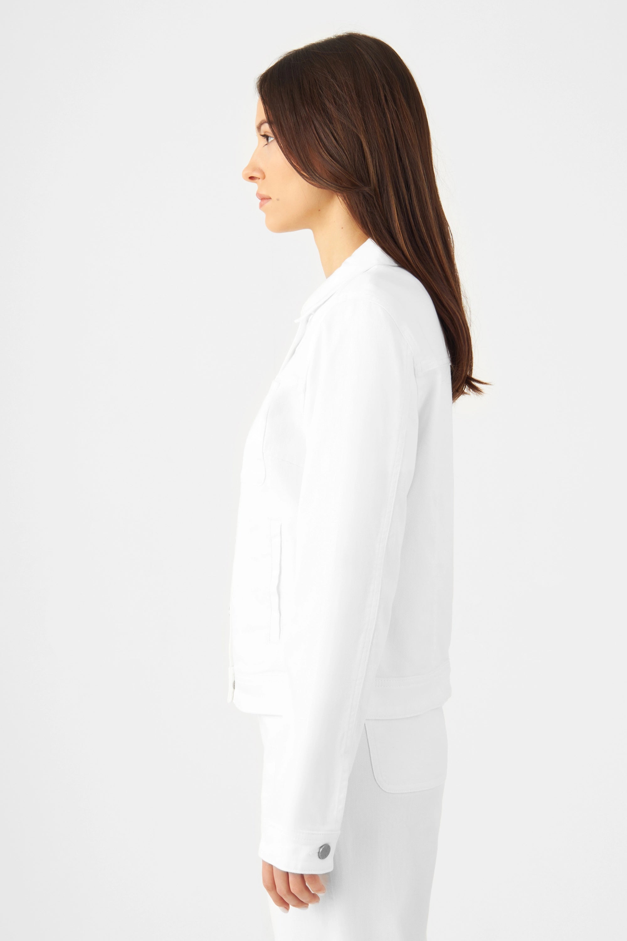 Weiße CALLISTO Jeansjacke mit geradem Schnitt und Brusttaschen aus Organic Soft Denim White, seitliche Profilansicht einer Frau.