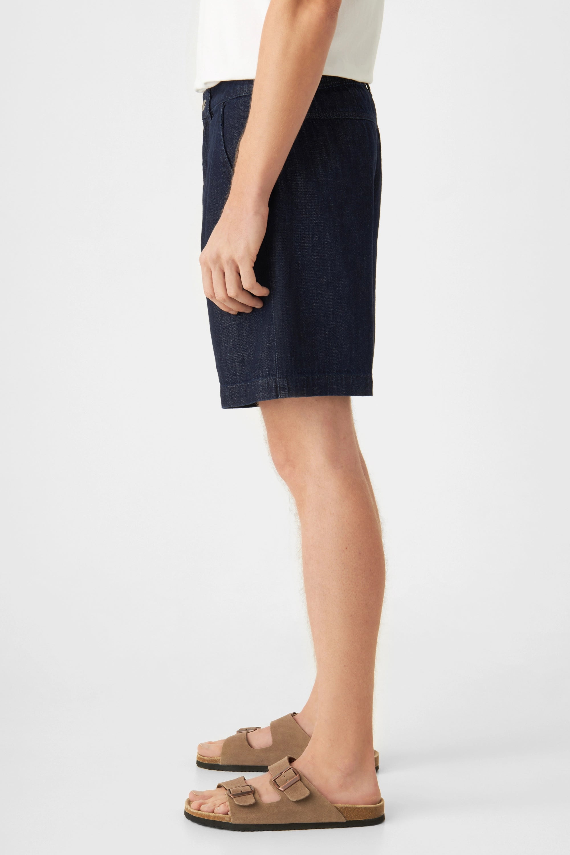 SHORTY Lightweight Hemp Shorts in Raw Blue, seitliche Ansicht: locker sitzende Shorts mit mittelhoher Taille und französischen Taschen, elastischem Bund hinten.