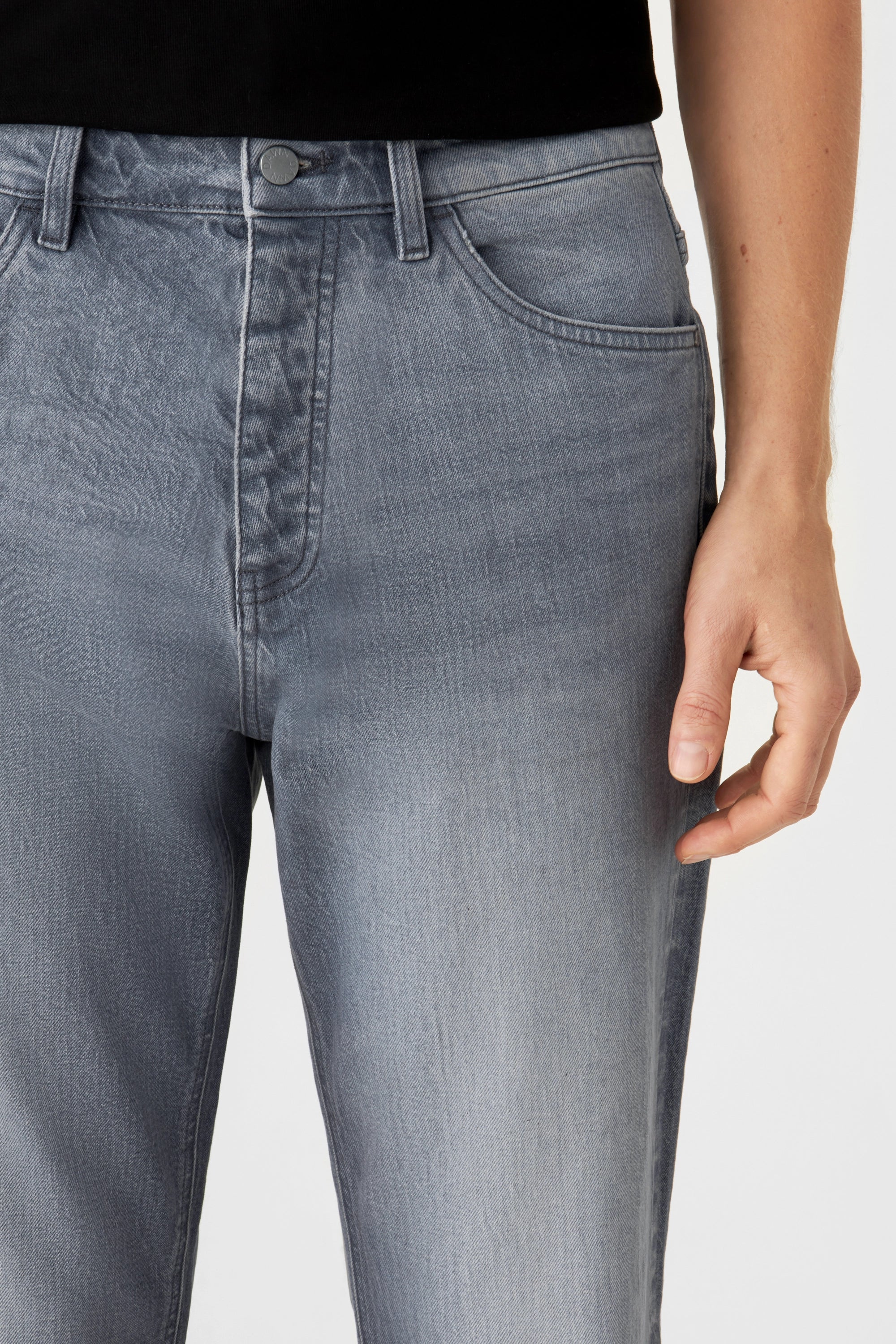 RISE Basic Jeans in Medium Grey – mittelhoher Sitz, lockere Hüfte, schmal zulaufendes Bein; Knopf, Reißverschluss, Gürtelschlaufen.