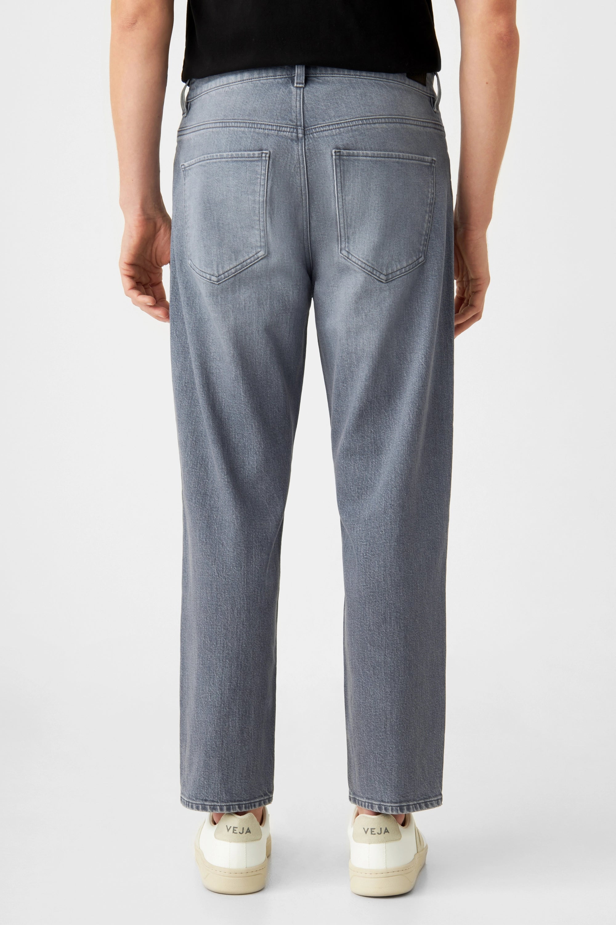 RISE Jeans – Medium Grey, Relaxed Tapered. 2 Gesäßtaschen, lockerer Sitz an der Hüfte, schmal zulaufendes Bein.