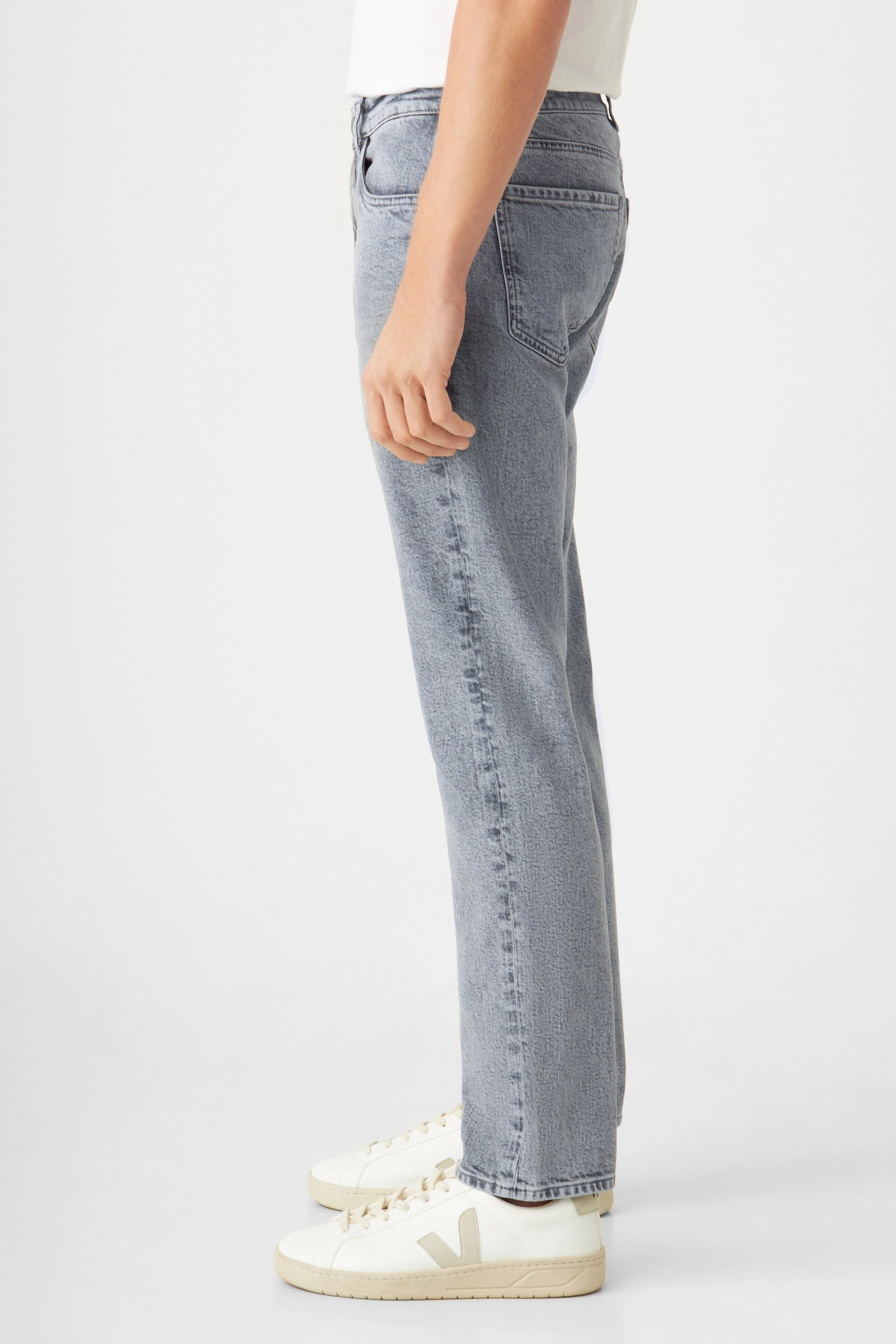 DUSK Regular Straight Minimal Stretch Jeans in Special Light Grey, seitliche Ansicht: mittelhohe Taille, gerades Bein.