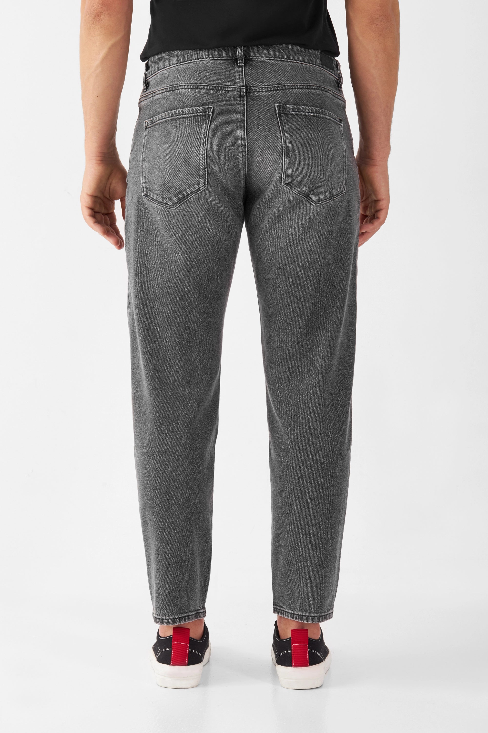 Rückansicht der Vintage Grey RISE Jeans mit lockerer Hüftenpassform und schmal zulaufendem Bein; zwei Gesäßtaschen.