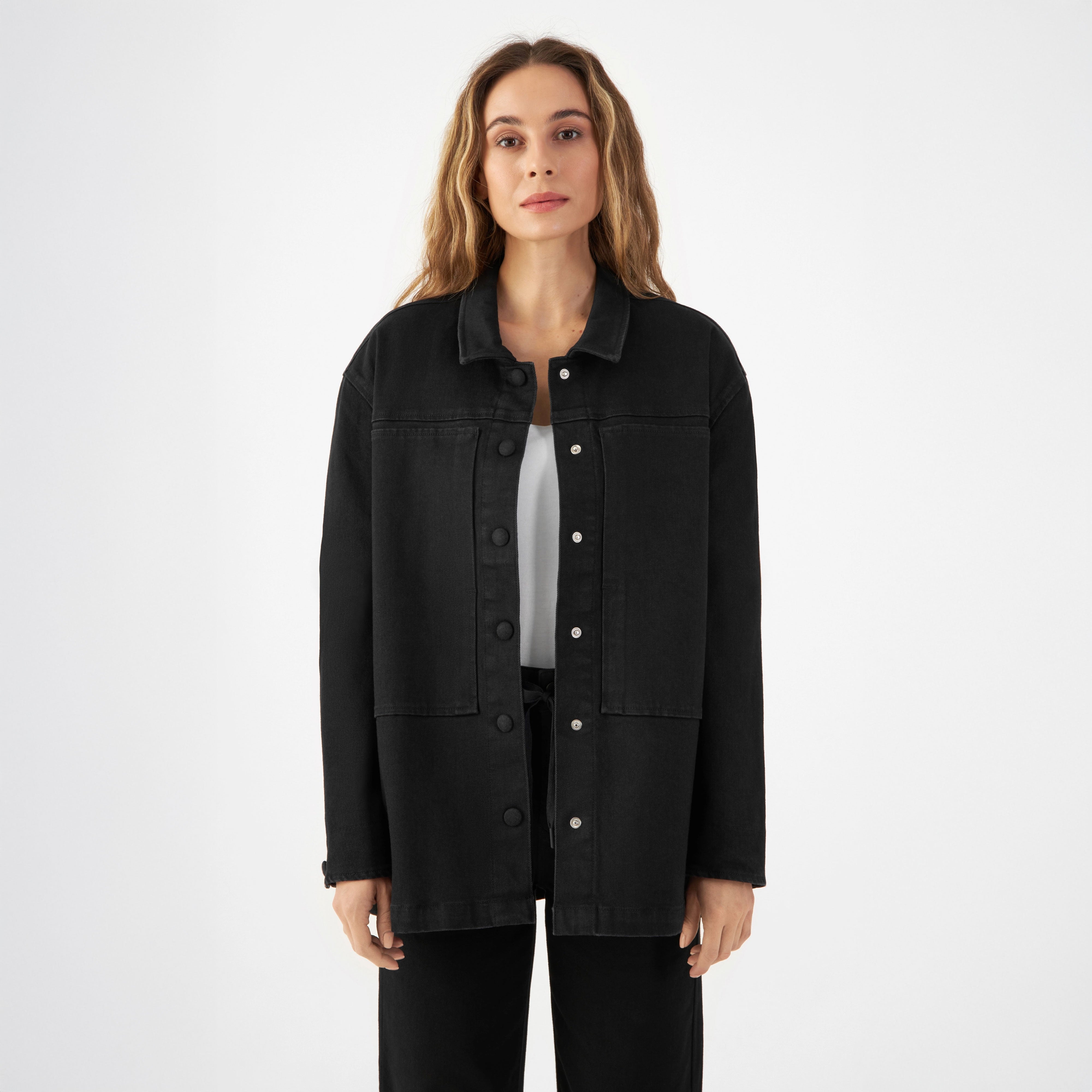 QUIET Damenjacke aus Soft Denim Tencel in Schwarz, kastiger Schnitt; silberne Druckknöpfe vorn, dezente Taschen, gefüttert.